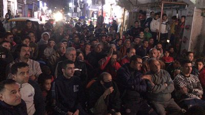 والد السولية يتوسط أهالي منية سمنود لمتابعة مباراة نهائي إفريقيا | صور