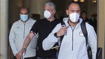 منتخب مصر يصل إلى مطار القاهرة الدولي قادمًا من الكاميرون | بث مباشر