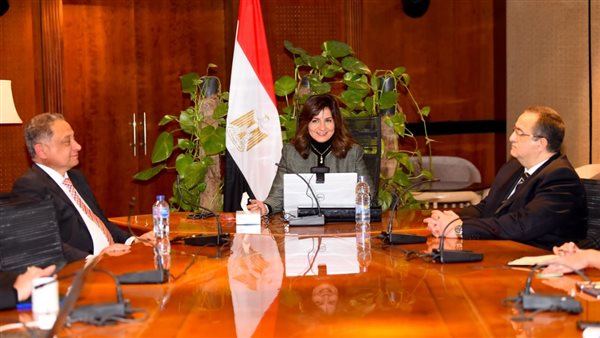 وزيرة الهجرة تلتقي