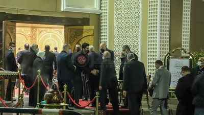 بحضور أشرف زكي.. بدء عزاء والدة المنتج محسن جابر بـ مسجد الشرطة