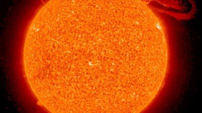 بعد رصده.. أستاذ فلك: الشواظ الشمسي نتاج تفاعلات نووية لعنصر الهيدروجين ولا خطورة منه