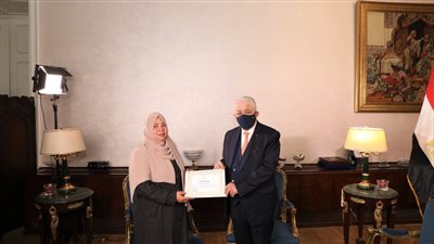 وزير التربية والتعليم يكرّم معلمة الدقهلية بعد تعرضها للاعتداء لمنع الغش