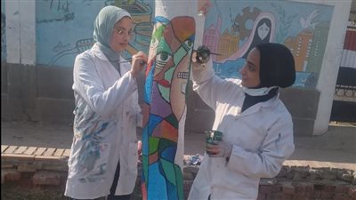 طالبات تربية نوعية كفر الشيخ يُزينّ أشجار الشوارع ضمن مشروع التخرج 