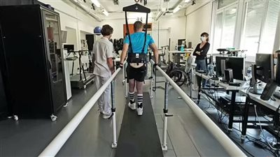 الحلم يُصبح حقيقة.. 3 مصابين بشلل نصفى قادرون على المشى والسباحة وركوب الدراجات