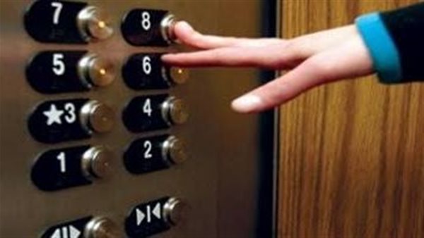 سيدة محتجزة داخل