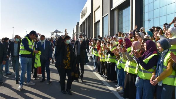 وزيرة الثقافة مع