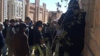 عمر خيرت يلقي نظرة الوداع على جثمان شقيقه