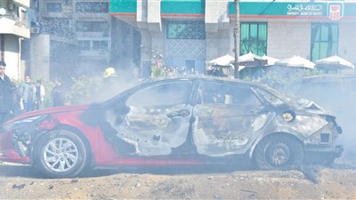 اشتعال النيران في سيارتين بكورنيش المعادي | صور 