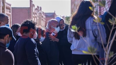 انهيار الموسيقار عمر خيرت بالبكاء لحظة دفن شقيقه الأكبر | فيديو