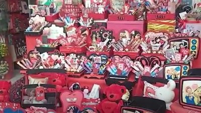 بوكس سمير غانم والشوكولاتة وتورتة الكيت كات.. أبرز هدايا عيد الحب في بورسعيد | فيديو