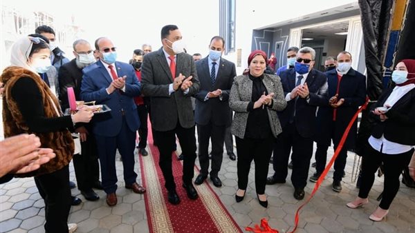 جانب من تسليم الأجهزة