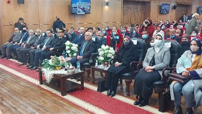 محافظ بورسعيد خلال تكريم أهالي شهداء معركة الواحات: نعيش في استقرار بسبب تضحيات رجال الشرطة والجيش | فيديو