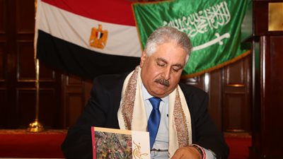 بحضور عصام شرف وصفية العمري.. توقيع رواء الشعر لإبراهيم الجريفاني | صور