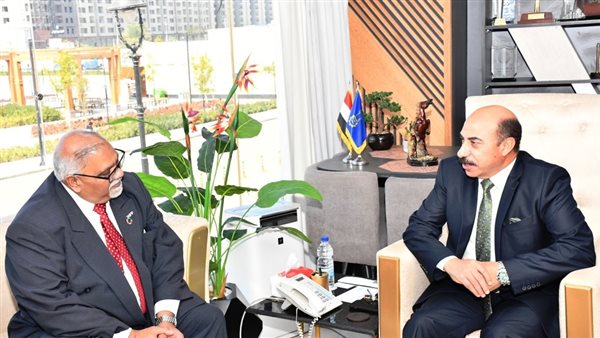 محافظ أسوان ومدير