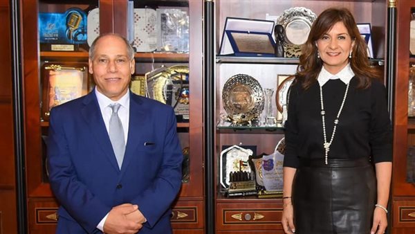 وزيرة الهجرة مع علي