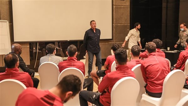 الخطيب يجمع بلاعبي