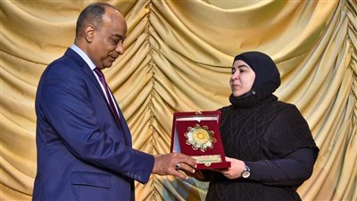 وكيل تعليم بورسعيد يكرم زوجة العقيد أحمد فايز بطل ملحمة الواحات | صور 