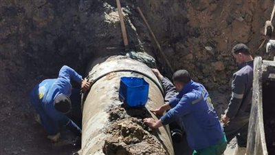 عمال الصيانة بالفيوم يتغلبون على رياح أمشير.. ويقومون بـ إصلاح خط 1000 لعودة المياه للمواطنين |صور