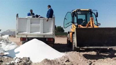 إعدام 2 طن سكر غير صالح للاستهلاك الآدمي بسوهاج | صور