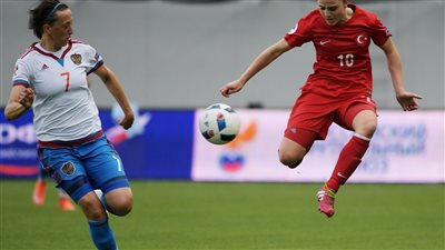 مساواة على أرض الملعب.. مباراة كرة قدم مختلطة في إكسبو دبي 2020