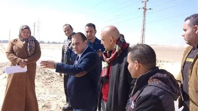 رئيس مركز ملوى بالمنيا يتفقد المواقع المقترحة لإقامة مشروعات «حياة كريمة»