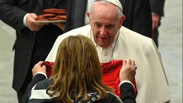 والدة كريستيانو تهدي