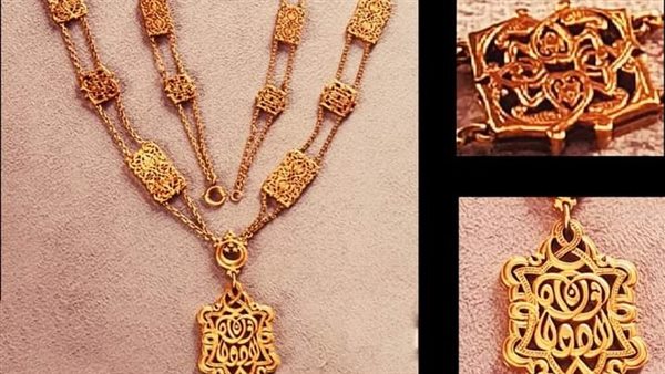 قلادة ذهبية للملك