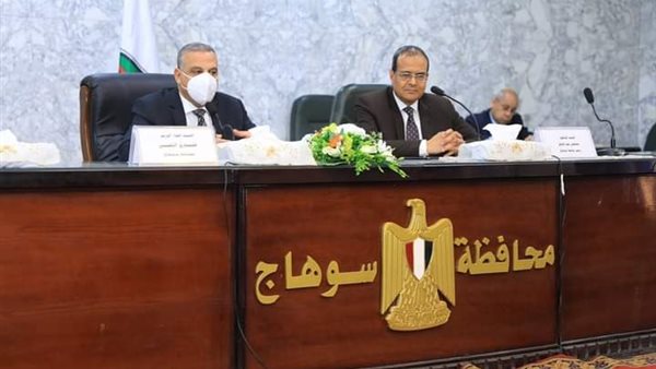 خلال اجتماع محافظ