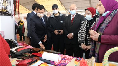 وزير الشباب ومحافظ القاهرة يفتتحان معرضا للحرف اليدوية بالجزيرة