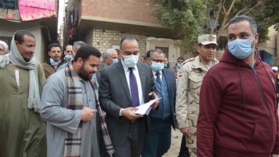 نائب محافظ المنيا يتفقد عددًا من حالات البناء المخالف والتعديات بقرية البرجاية