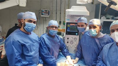 فريق طبي بمستشفى الأزهر بدمياط يجري عملية جراحية نادرة لتوأم غير مكتمل النمو
