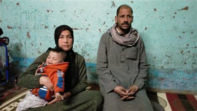 أسرة تحاصرها الديون والمرض.. عامل يومية بالمنوفية يستغيث لعلاج أولاد وإنقاذ زوجته من الحبس