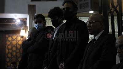 حضور محمد حماقي وهاني رمزي ومنع التصوير..أبرز اللقطات من عزاء والدة عمرو مصطفى