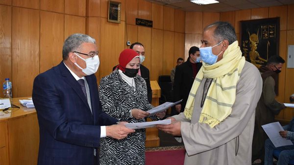 محافظ المنيا يسلم