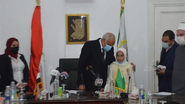 محافظ الجيزة مع الطفلة