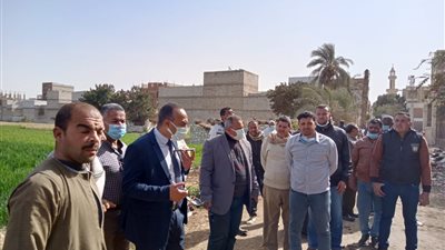 نائب محافظ المنيا يتفقد حالات التعديات والبناء المخالف بقرية زهرة
