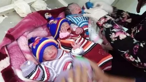 ربة منزل ترزق بـ3