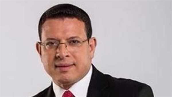 الإعلامي عمرو عبد