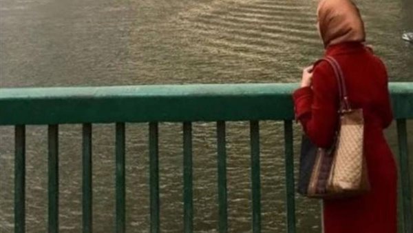 إلقاء أم لطفلتها