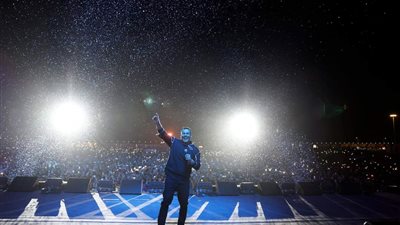 عمرو دياب يتألق بأغانيه الجديدة والقديمة في حفل المنارة