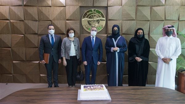 السفير المصري ومسؤولي