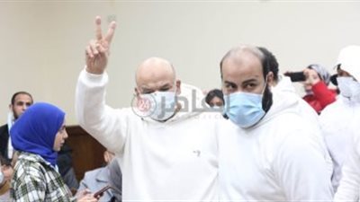 علاء حسانين لـ القاضي: أنا مقصود في قضية الآثار دي.. اسمعني وحياة حبيبك النبي 5 دقائق 