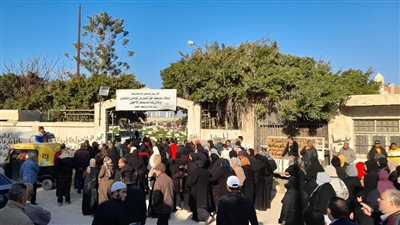 المئات يشيعون جثمان شقيقين من ضحايا غرق مركب صيد بأبو قير بالإسكندرية