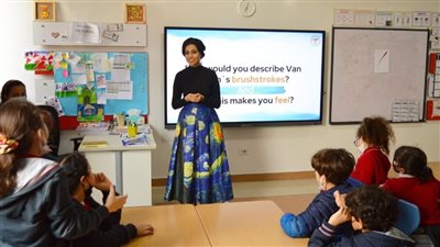 معلمة تُبدع في شرح الحضارة المصرية بالفن التشكيلي: الطالب ليس آلة للحفظ | صور