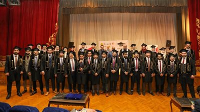 نائب رئيس جامعة الزقازيق يشهد فعاليات الحفل الأول من نوعه لتخرج الدفعة الـ 48 من الطلاب الوافدين بكلية الطب البشري