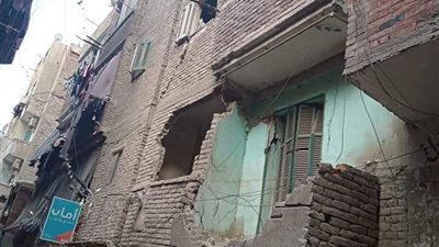 إزالة عقار بحي دار السلام بعد انهيار أجزاء منه حرصًا على سلامة المواطنين | صور