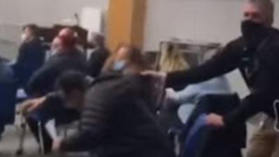 لعدم ارتداء الكمامة.. التعدي على ولي أمر في اجتماع مجلس الآباء داخل مدرسة بنيويورك | فيديوحراف