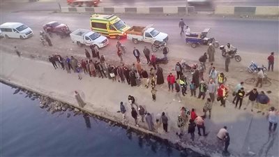 جهود مكثفة لانتشال جثمان شخص سقط بدراجته البخارية في ترعة الإبراهيمية ببني سويف |فيديو 