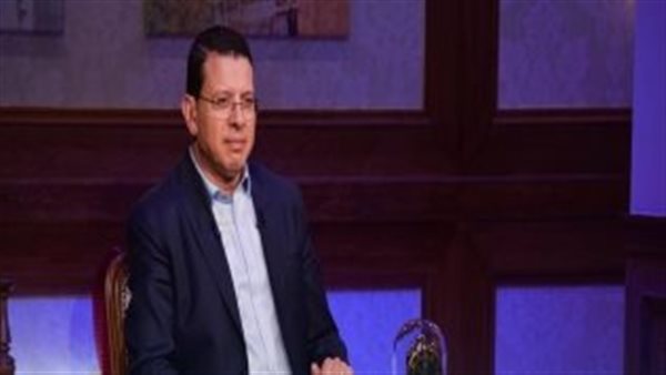 الإعلامي عمرو عبد