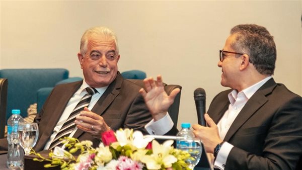 وزير السياحة مع اللواء